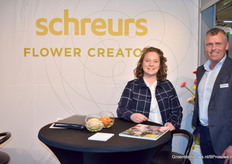 Dionne van Veen samen met Edwin van Dop. Beide van Schreurs en legden de nadruk op hun Gerbera's dit jaar op de Horticontact.